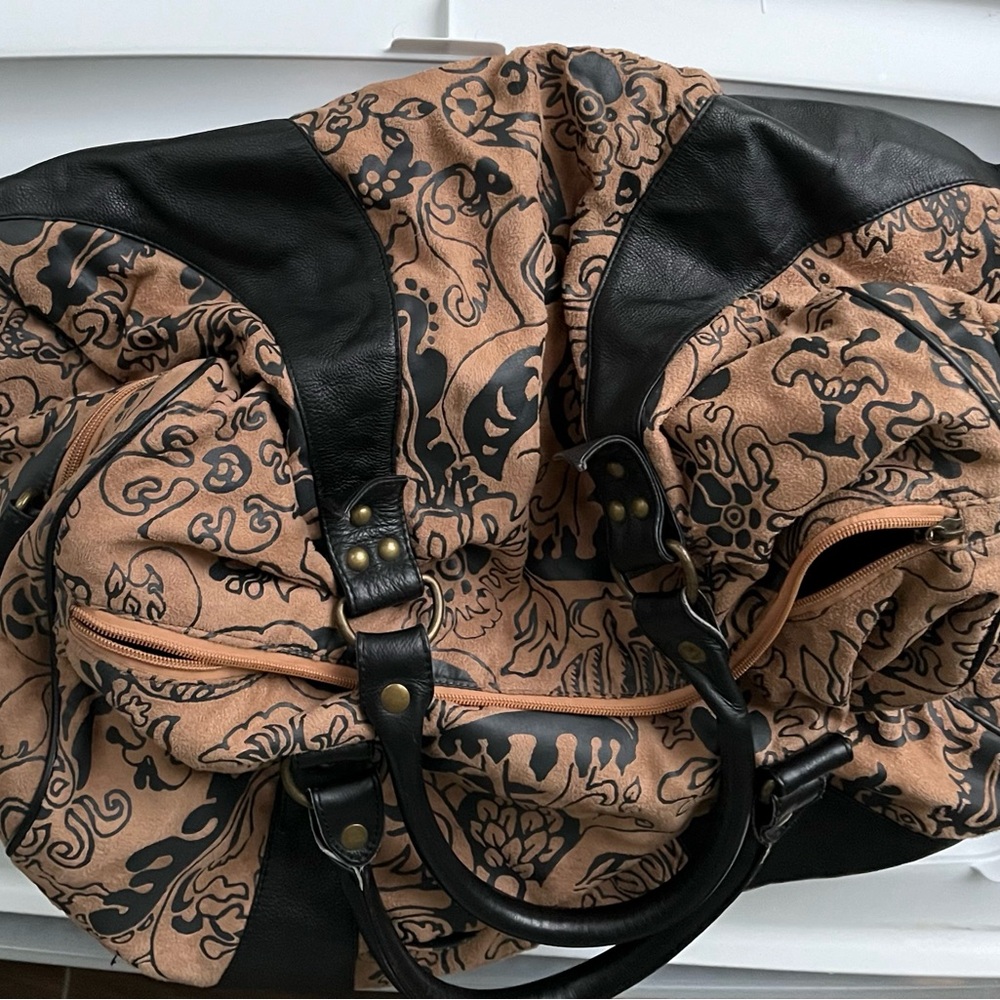 His & Hers Matching Duffel Bags - Picture 4 of 9
